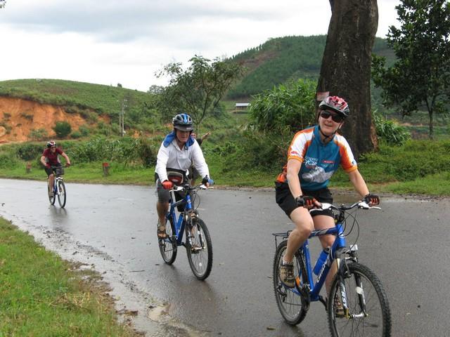 cycling vietnam: through central highlands, ho chi minh trail.. from saigon